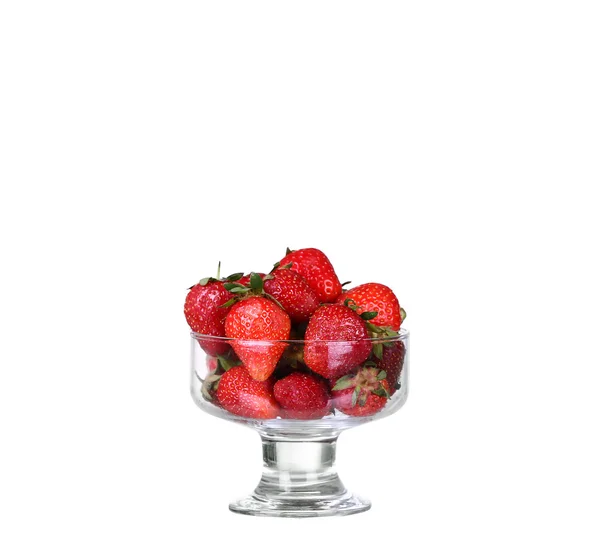 Frische Erdbeerfrüchte in einer Glasschale isoliert auf weißem Hintergrund. — Stockfoto