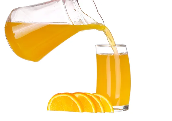 Sinaasappelsap dat in glas stroomt — Stockfoto