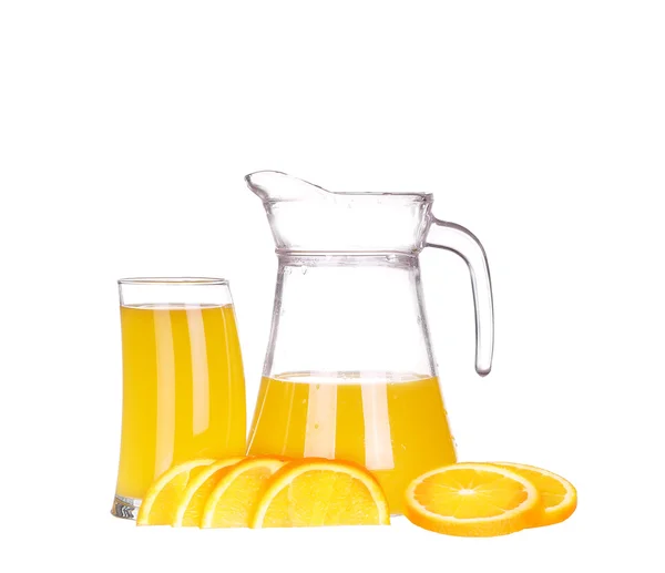Orangensaft in Krug und Orangen. isoliert auf weißem Hintergrund — Stockfoto