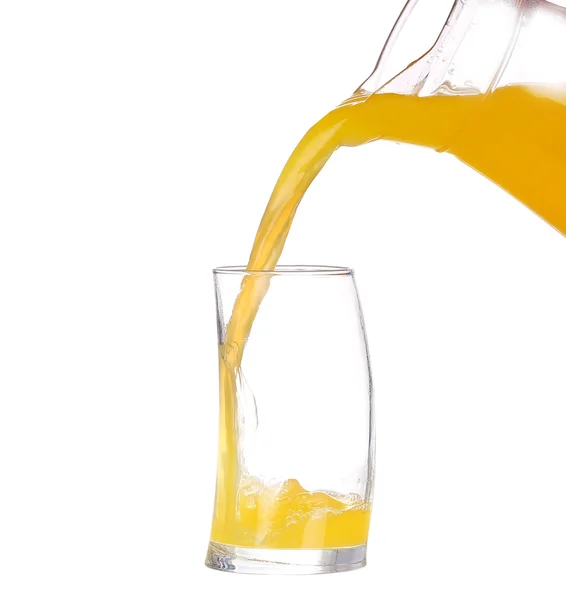 Suco de laranja derramando em vidro — Fotografia de Stock