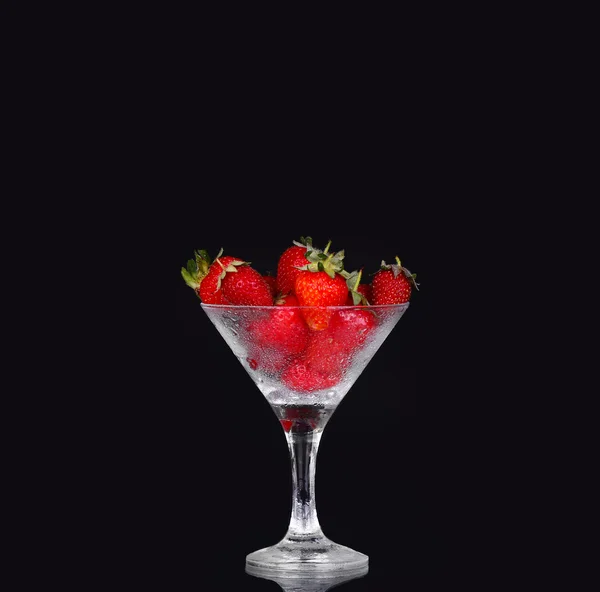검은 배경에 유리로 된 딸기 — 스톡 사진