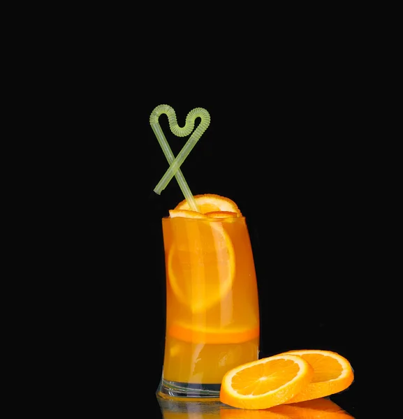 Zumo de naranja orgánico fresco y vodka en un vaso alto sobre un fondo negro —  Fotos de Stock