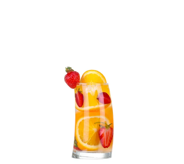 Refrescante cóctel, hecho con fruta fresca. contiene vodka —  Fotos de Stock