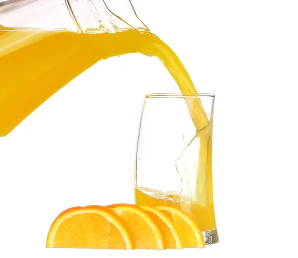 Jugo de naranja vertiendo en el vaso Imagen De Stock