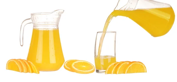 Collage sinaasappelsap in werper en sinaasappelen. Geïsoleerd op witte achtergrond — Stockfoto