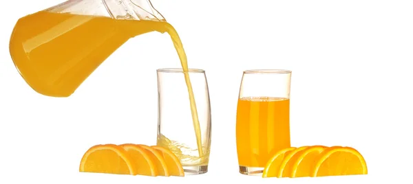 Collage verter Jugo de naranja y rodajas de naranja aisladas sobre blanco — Foto de Stock