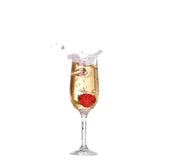 Egyetlen eper fröccsen, egy üveg pezsgő — Stock Fotó