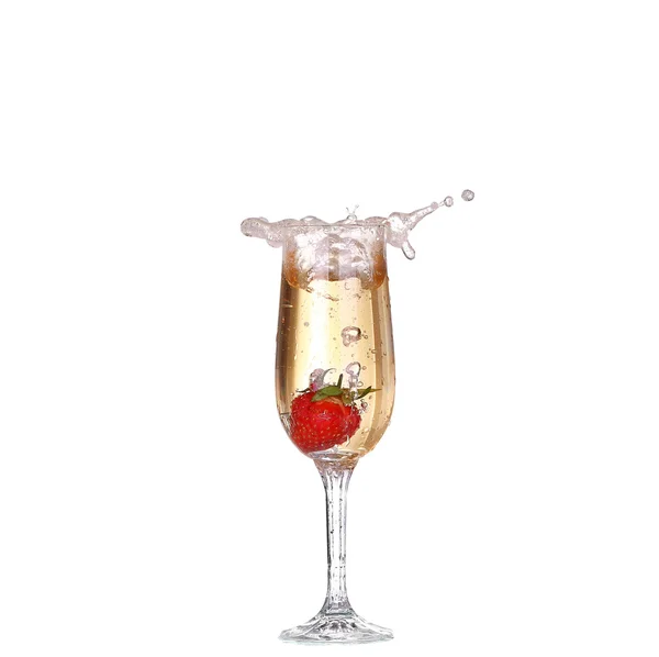 Singola fragola spruzzando in un bicchiere di champagne — Foto Stock