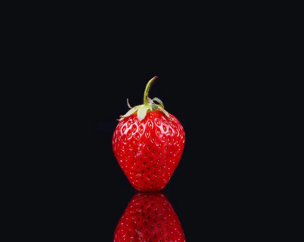 Căpșuni roșii pe fundal întunecat — Fotografie, imagine de stoc