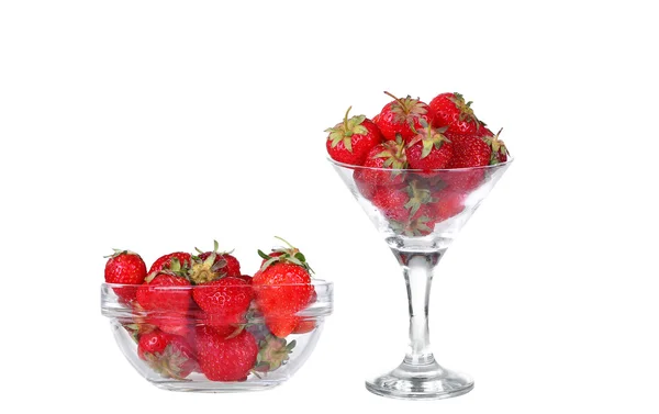 Transparente Glasschale mit Erdbeeren auf weißem Hintergrund — Stockfoto