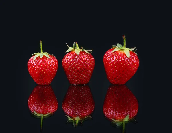 Fresas rojas sobre fondo oscuro — Foto de Stock