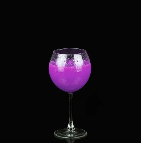 Пурпурный алкогольный коктейль в стакане на черном — стоковое фото