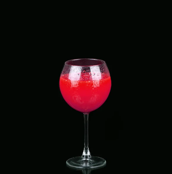 Cosmopolitan cocktail i fin röd färg framför en svart bakgrund — Stockfoto