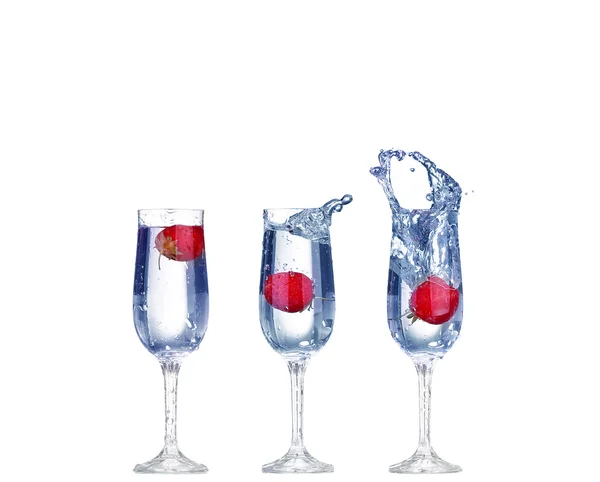 Collage Spruzzi di fragola in un bicchiere da cocktail su bianco — Foto Stock