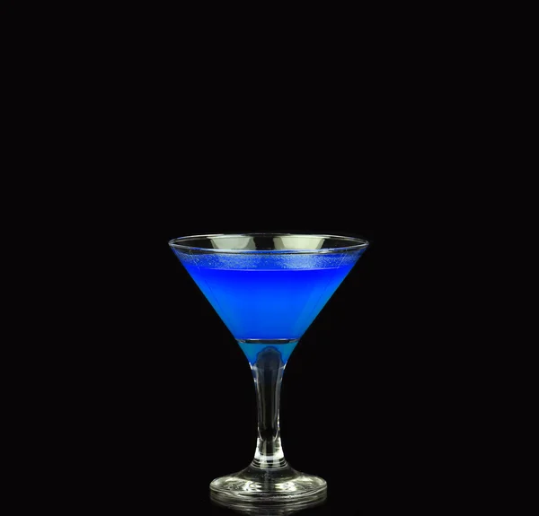 Cocktail alcoolique bleu sur fond noir — Photo