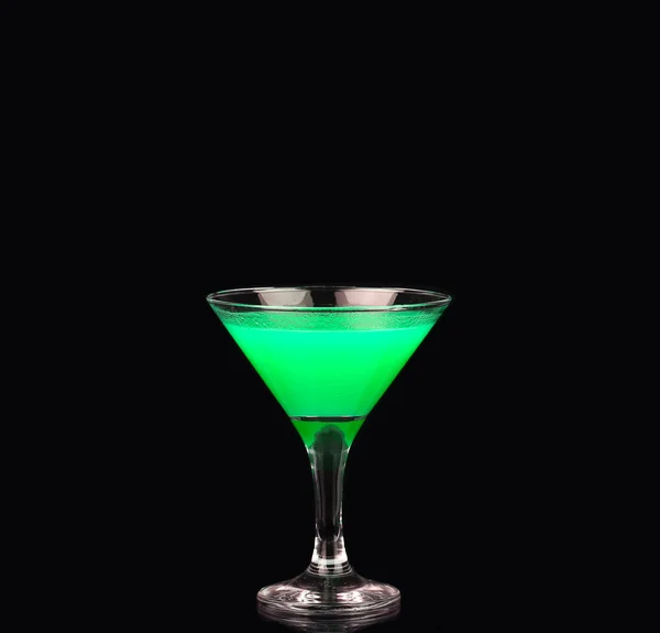 Мартіні келих з зеленим коктейлем на чорному фоні — стокове фото