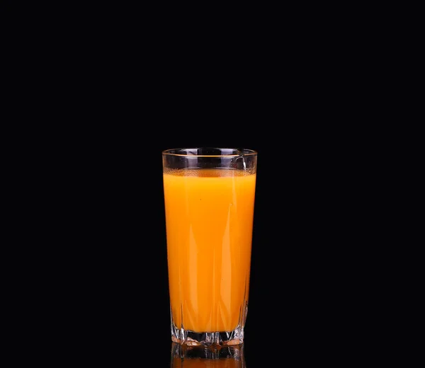 Морковь и сок в стакане — стоковое фото