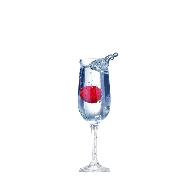 Erdbeerspritzer im Cocktailglas auf Weiß — Stockfoto