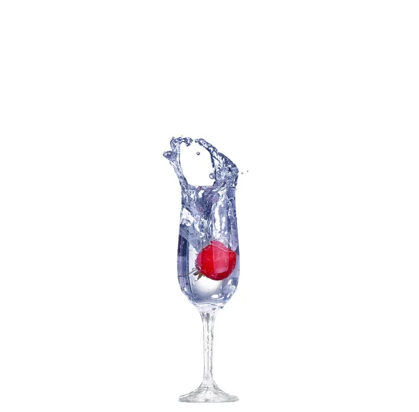 Aardbei plons in een cocktailglas op wit — Stockfoto