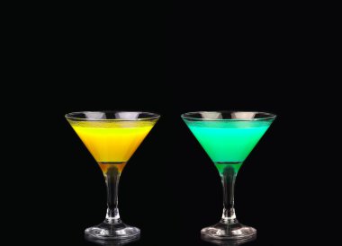 Sarı ve yeşil martini cam siyah arka plan üzerine izole kokteyl