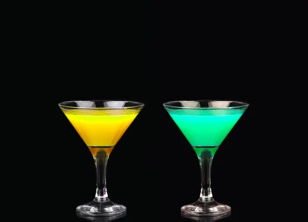 Coquetel amarelo e verde em vidro martini isolado em fundo preto — Fotografia de Stock