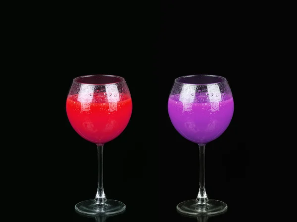 Kosmopolitischer Cocktail in schönen roten und lila Farben vor schwarzem Hintergrund — Stockfoto