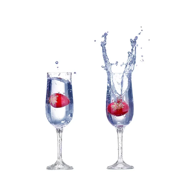 Collage Spruzzi di fragola in un bicchiere da cocktail su bianco — Foto Stock