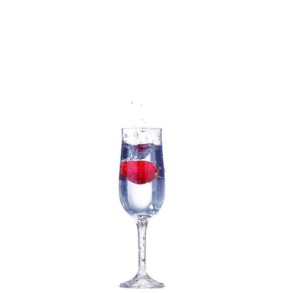 Fraise éclaboussure dans un verre à cocktail sur blanc — Photo