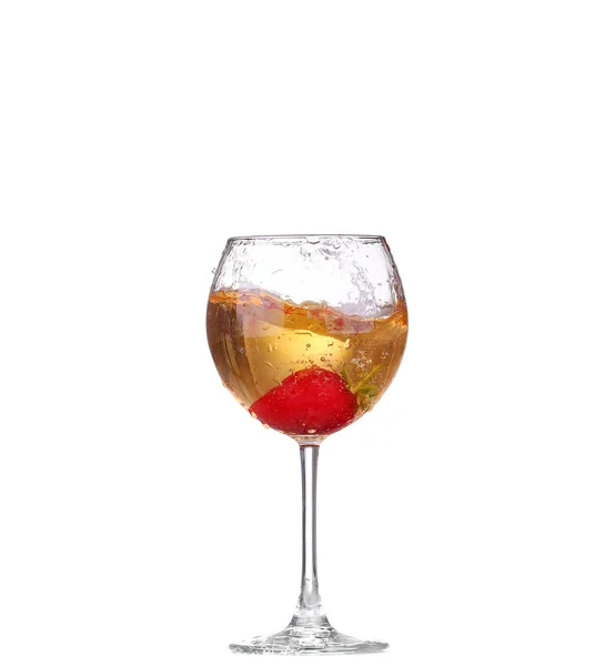 Eine einzige Erdbeere spritzt in ein Glas Wein — Stockfoto