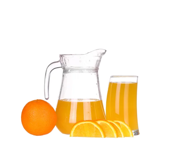 Orangensaft und Orangenscheiben isoliert auf weiß — Stockfoto