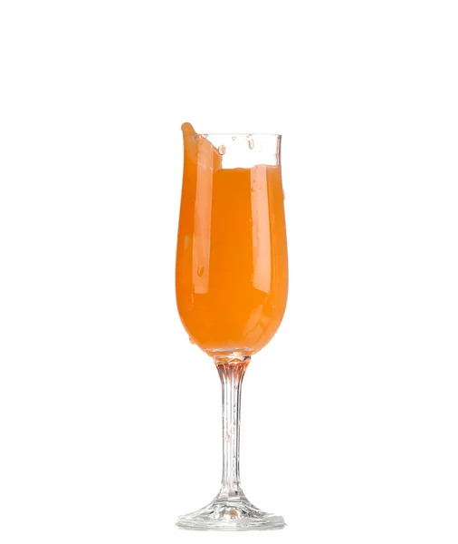 Cóctel naranja en una copa de champán (con ruta de recorte ) — Foto de Stock