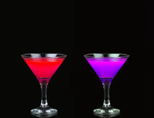 Cosmopolitan cocktail em vermelho agradável, roxo na frente de um fundo preto — Fotografia de Stock