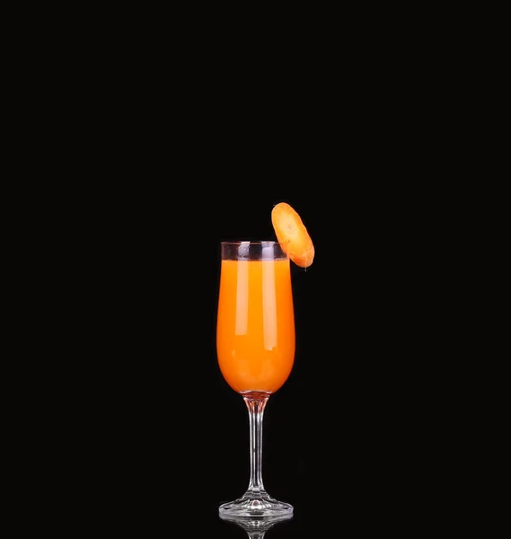 Cenouras e suco em um copo — Fotografia de Stock