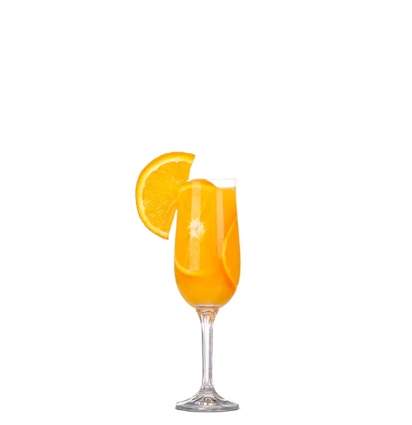 Sok pomarańczowy i plastry pomarańczy izolowane na białym — Zdjęcie stockowe