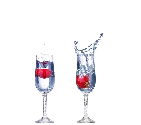 Collage Fraise éclaboussure dans un verre à cocktail sur blanc — Photo