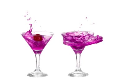 Mor sıvı beyaz arka plan üzerinde izole bir martini cam sıçramasına kolaj