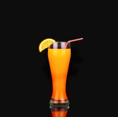 taze organik portakal suyu ve bir siyah uzun bir bardak votka
