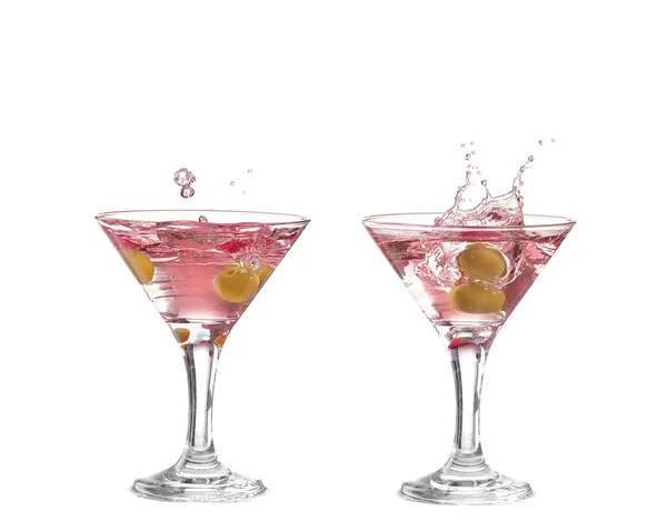 Два розовых коктейля с оливками на белом всплеске — стоковое фото