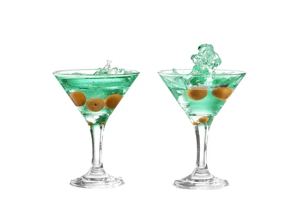 白のスプラッシュと 2 つの緑のアルコール カクテル — ストック写真