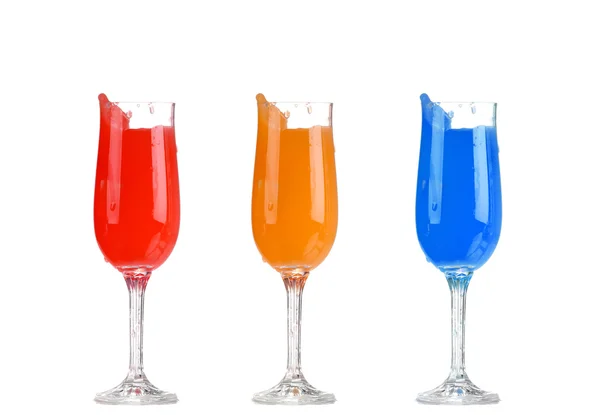 Tre cocktail rinfrescanti isolano il colore sul bianco — Foto Stock