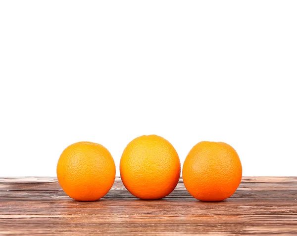 Saftige reife Orange auf dem Holztisch — Stockfoto