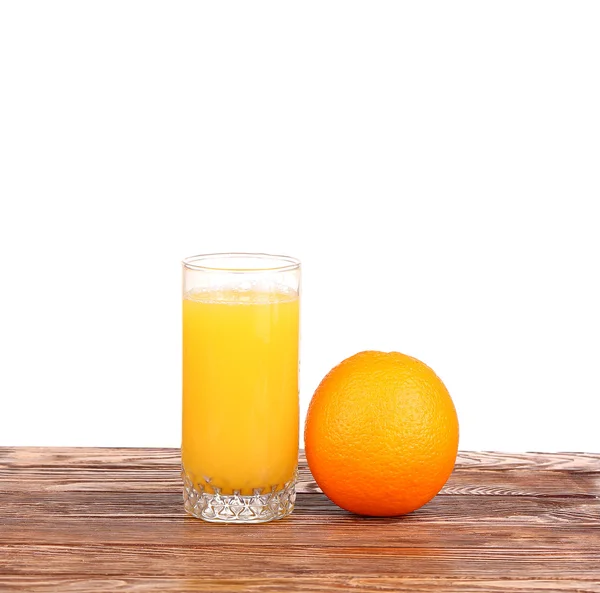 Jus d'orange frais sur fond de bois — Photo