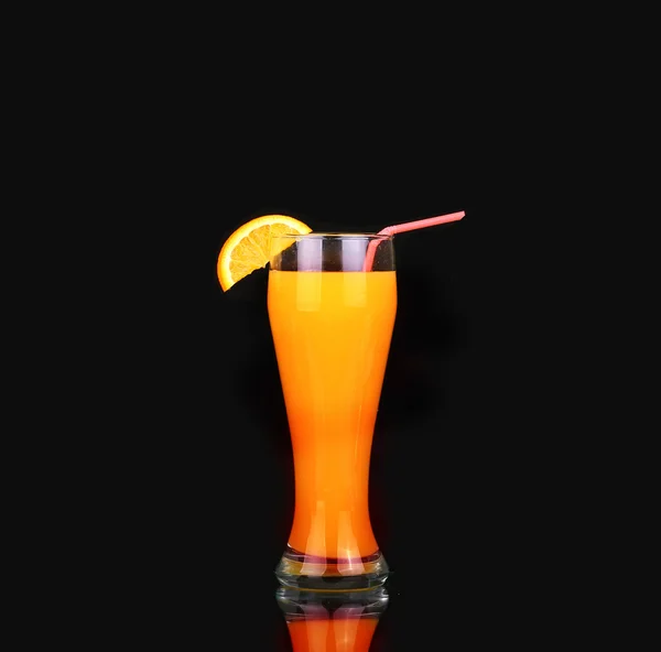 Suco de laranja orgânico fresco e vodka em um copo alto em um preto — Fotografia de Stock