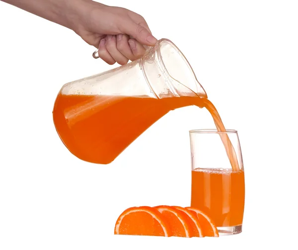 Grapefruitsaft in ein Glas auf weißem Hintergrund gießen — Stockfoto