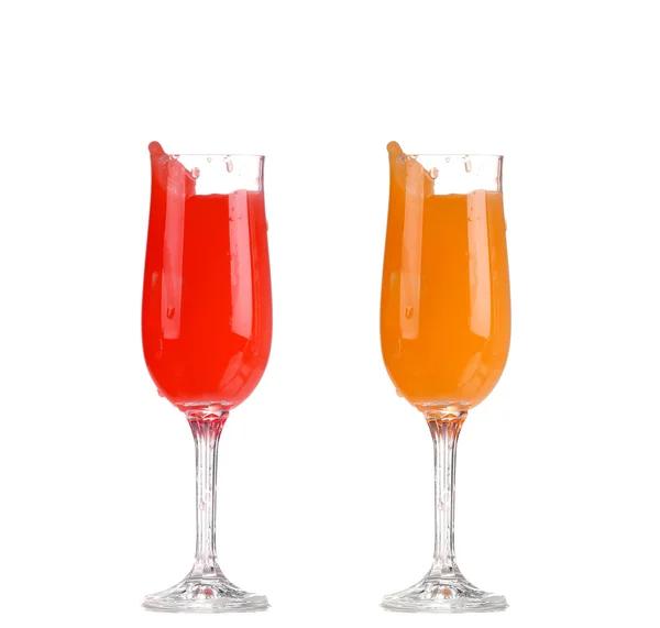 Два освежающих коктейля цвета изолировать на белом — стоковое фото