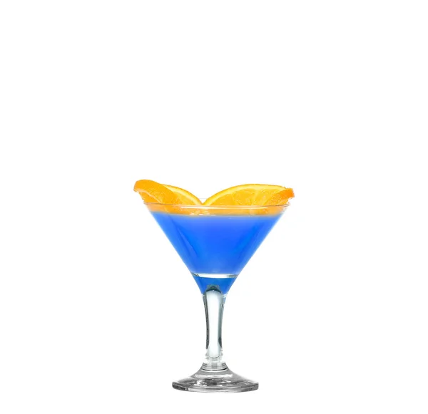 Синій коктейль в келиху мартіні ізольований на білому — стокове фото