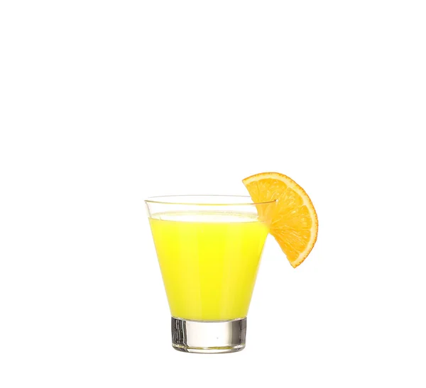 Gelber Alkohol-Cocktail mit Orangenscheibe auf weißem Hintergrund — Stockfoto