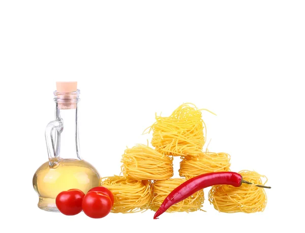 Ингредиенты для макарон. Спагетти, черри, чили, масло, чеснок изолированы на белом — стоковое фото