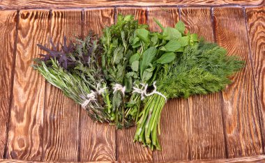 taze otlar üzerinde ahşap arka plan asılı