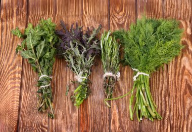 taze otlar üzerinde ahşap arka plan asılı